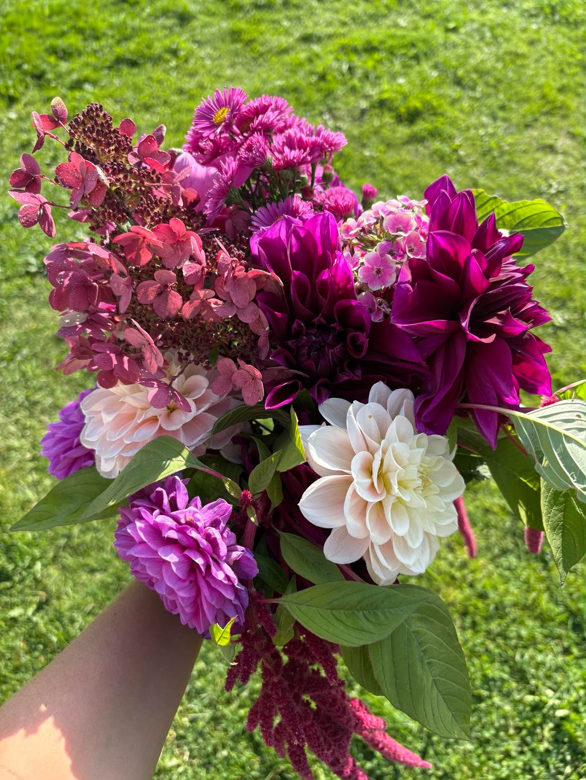 En färgstark bukett med dahlior och andra trädgårdsblommor